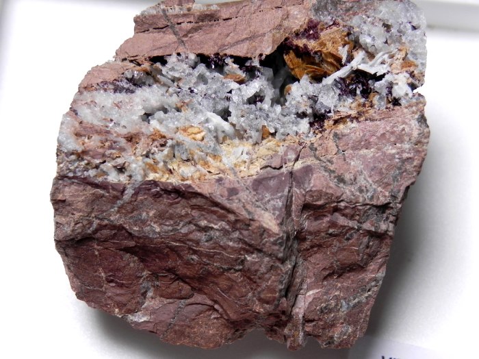 Piemontite - Gambatesa Mine V. Graveglia Italy